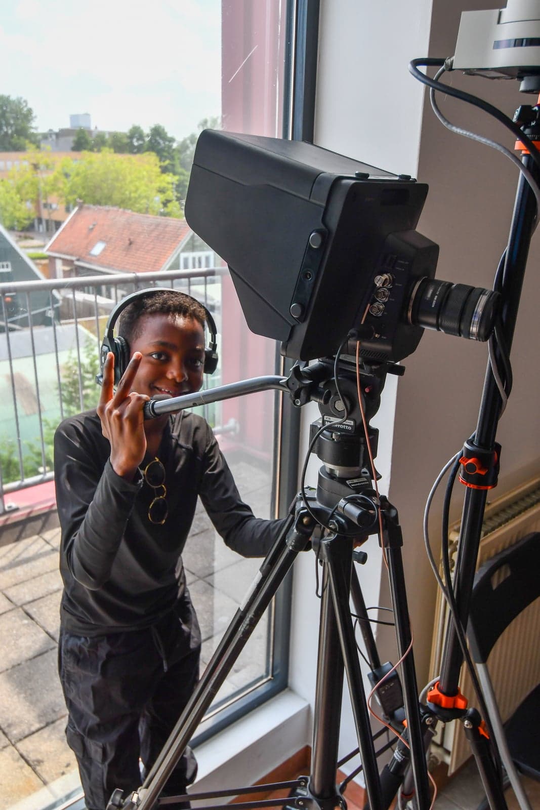 Jonge deelnemer leert werken met professionele camera-apparatuur op het event